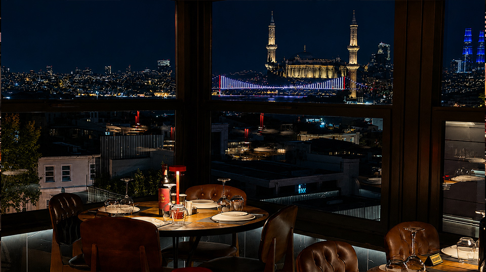 Sultanahmet rooftop restaurant with Old City dinner atmosphere