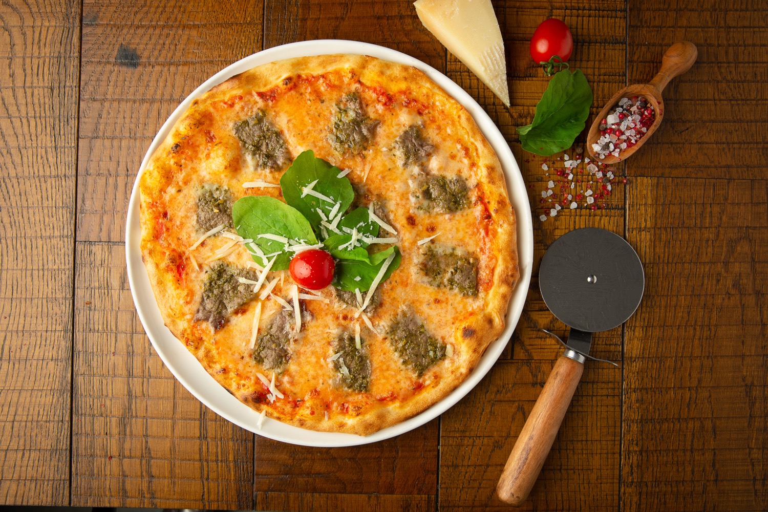 Roast beef pizza for group dinner near Sultanahmet